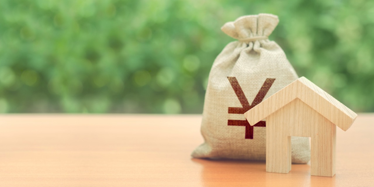 住宅と補助金のイメージ(木の家と¥の袋)